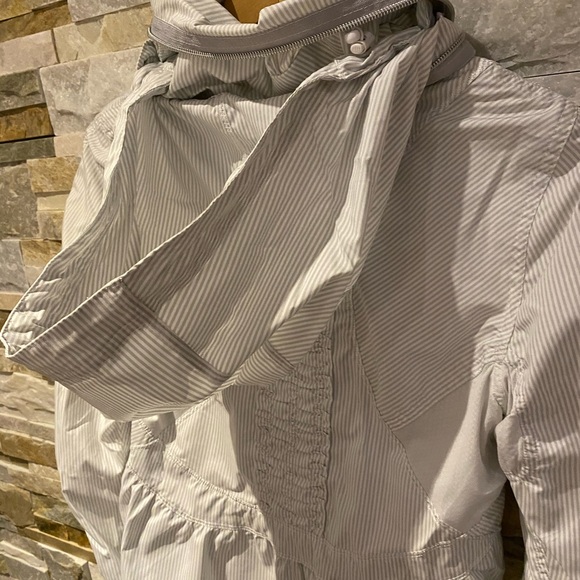 Lululemon Run Jacket - White, Lined with hood and a ton of pockets - size 8 - Picture 13 of 15